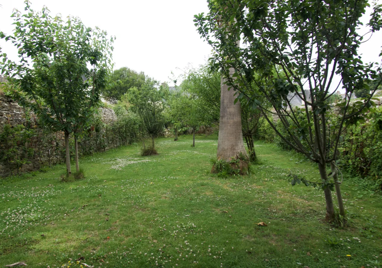 MAB - Le Jardin un lieu de promenade et de repos agrémenté de sculptures